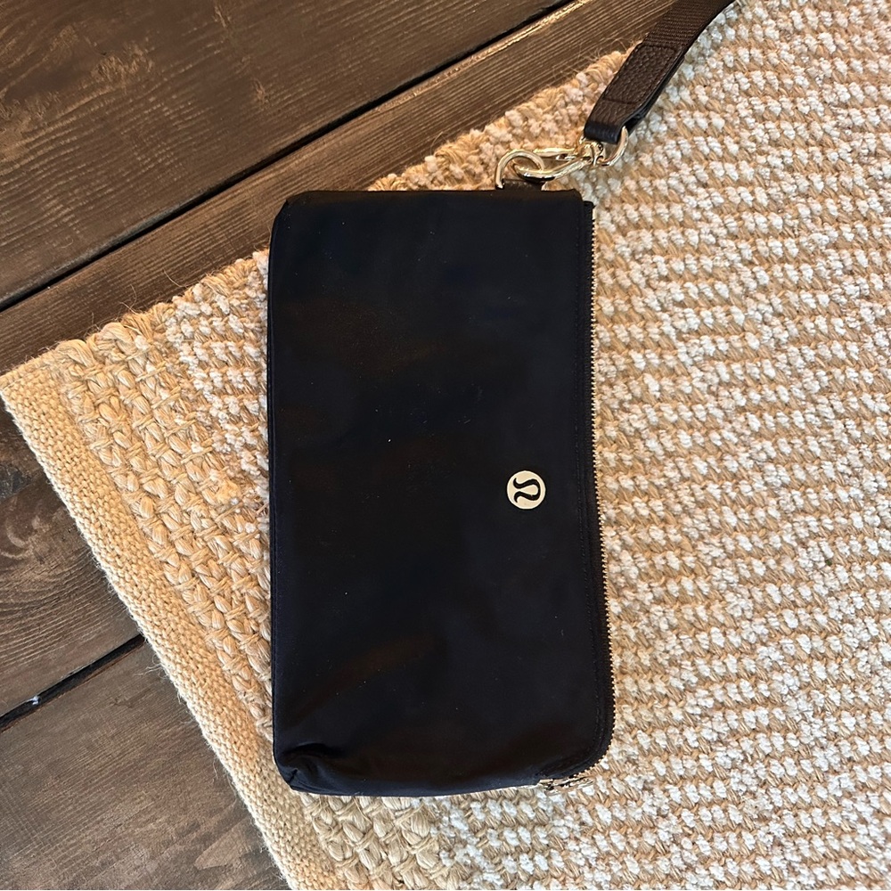 Lululemon curved wristlet-black/gold